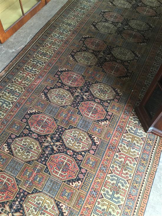 Large patterned runner(-)